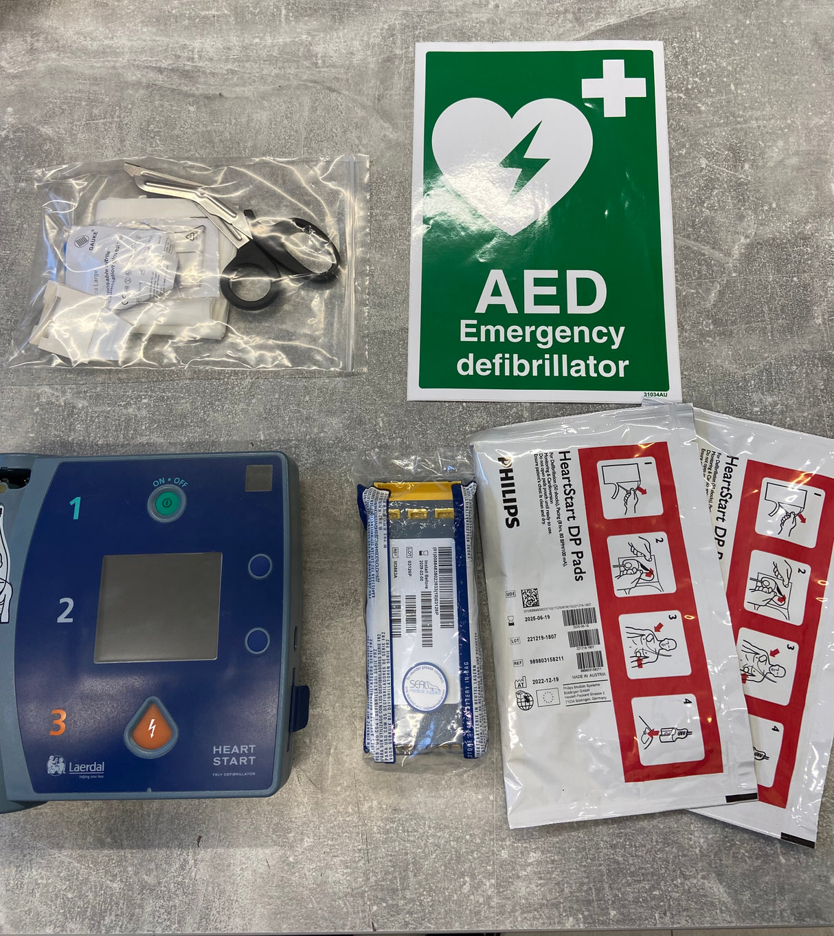 Refurbished, Philips Heartstart FR2 Defibrillator (Unit + x2 Sets of PADS + Battery) - Semi Automatic