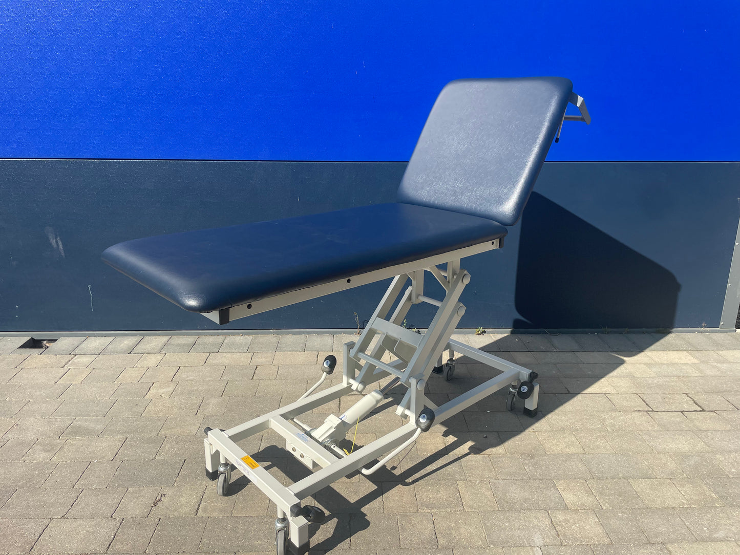 Reconditioned Two Section Hydraulic Couch