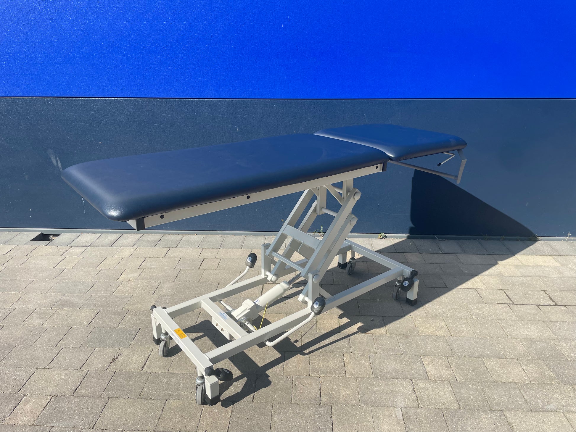 Reconditioned Two Section Hydraulic Couch