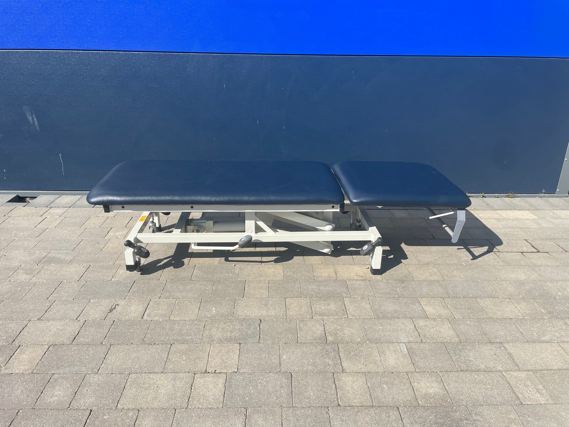 Reconditioned Two Section Hydraulic Couch