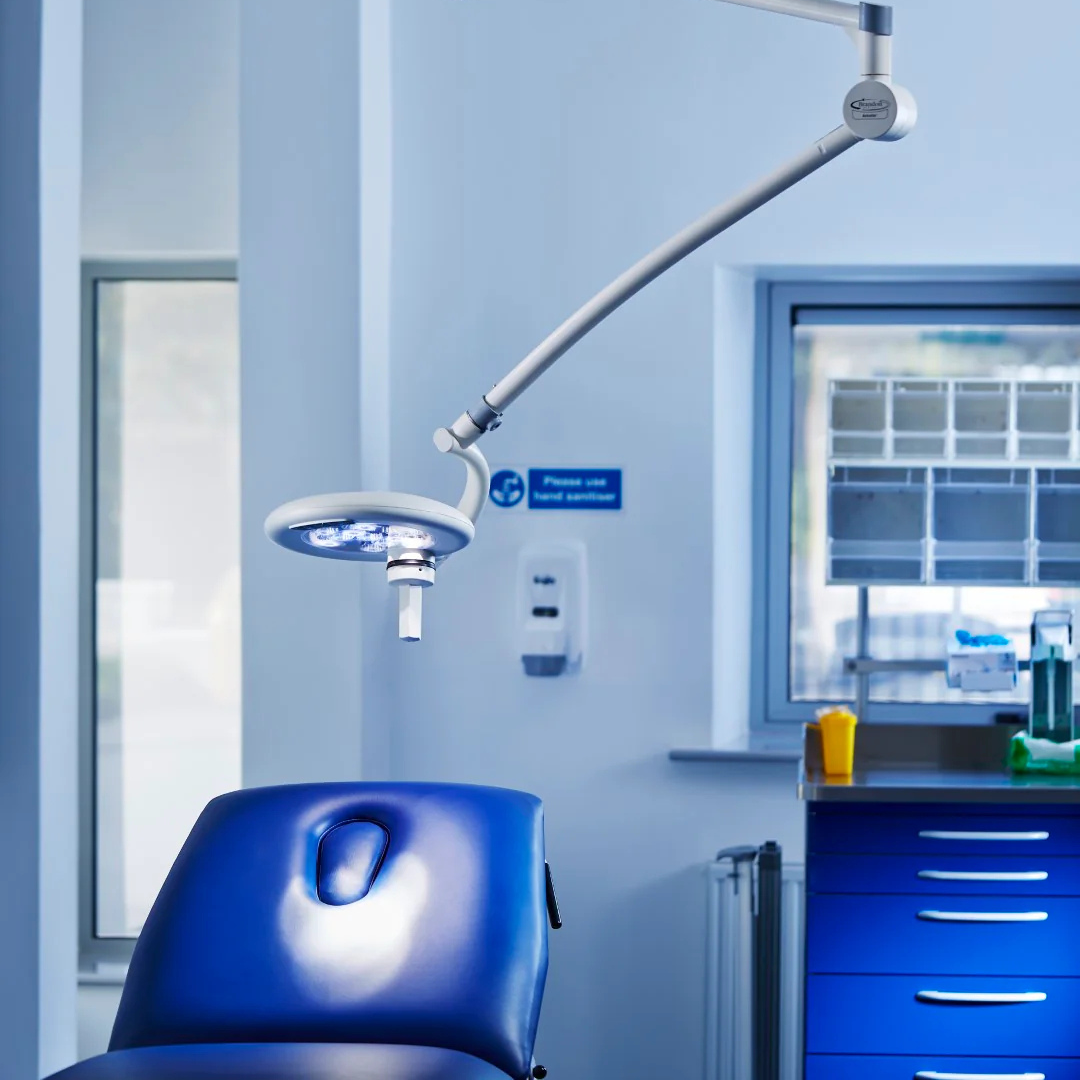 Minor surgery light in patient room hanging from ceiling