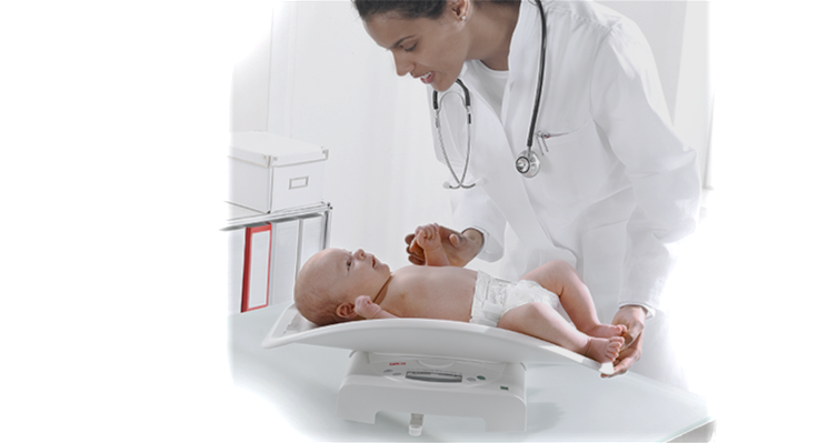 seca 384 - 2-in-1: Digital class III lightweight & portable baby scales & flat scale for toddlers - Approved by the Child Growth Foundation - in situ