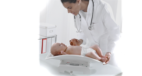 seca 384 - 2-in-1: Digital class III lightweight & portable baby scales & flat scale for toddlers - Approved by the Child Growth Foundation - in situ
