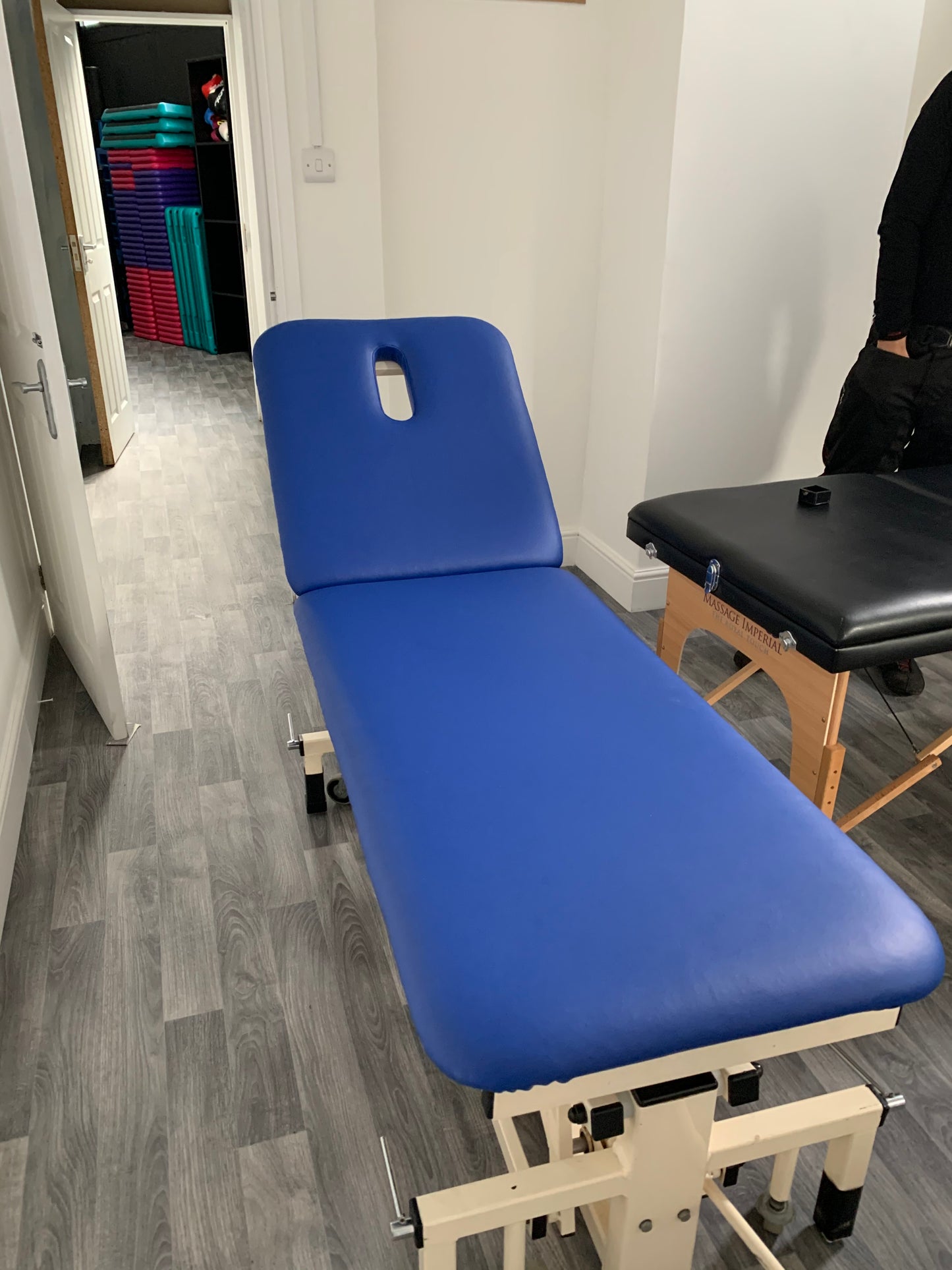Reconditioned Two Section Hydraulic Medical / Physio / Treatment Couch with facehole