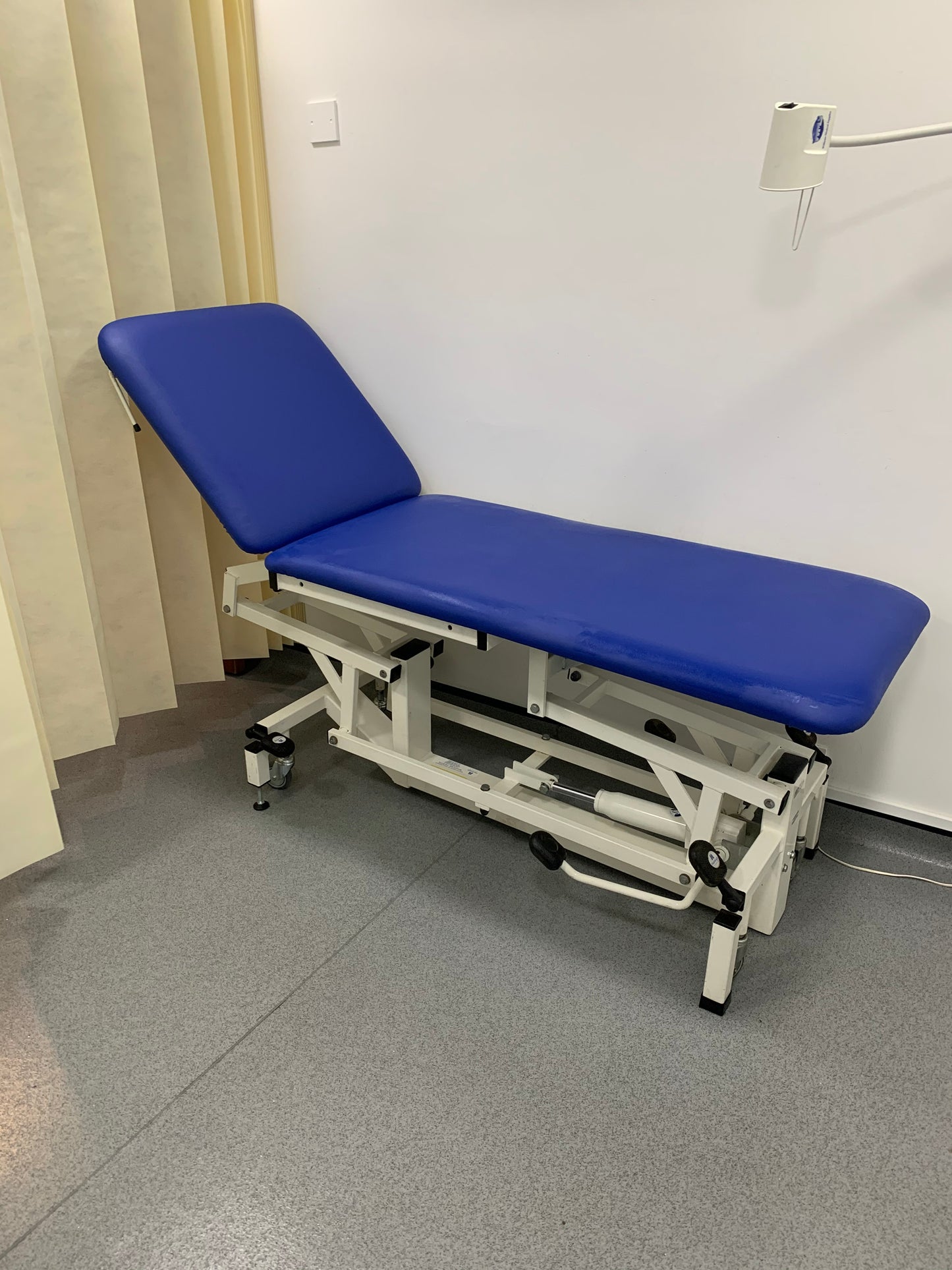 Reconditioned Two Section Hydraulic Medical / Physio Treatment Couch