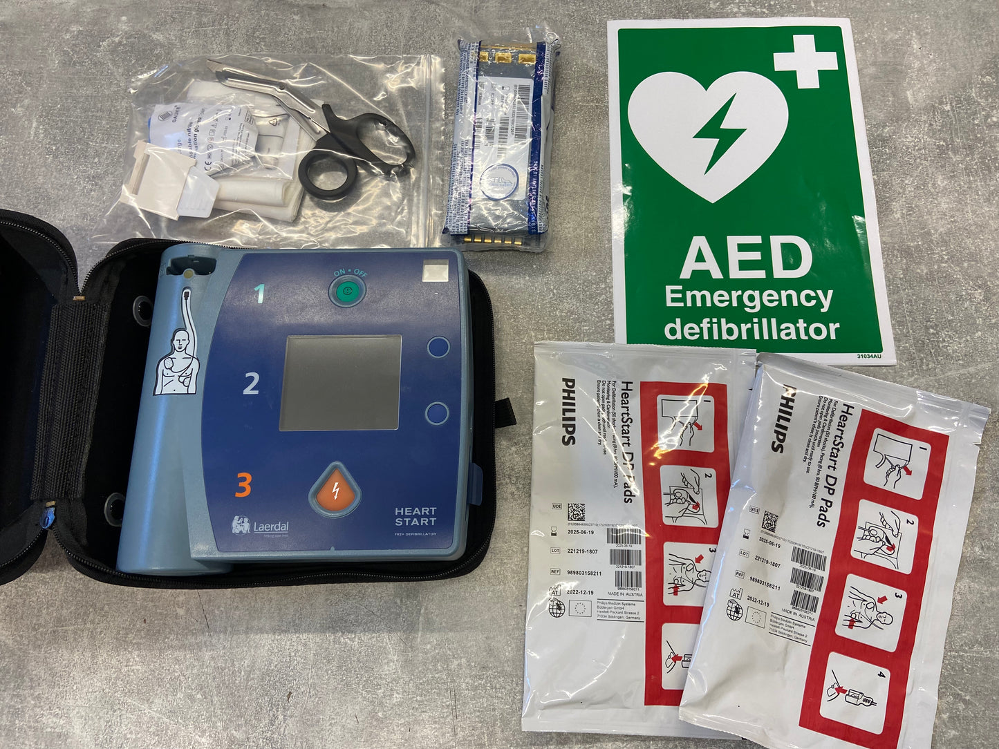 Pre-Owned Philips Heartstart FR2 Defibrillator(Unit + x2 Sets of PADS + Battery & Carry Case) - Semi Automatic