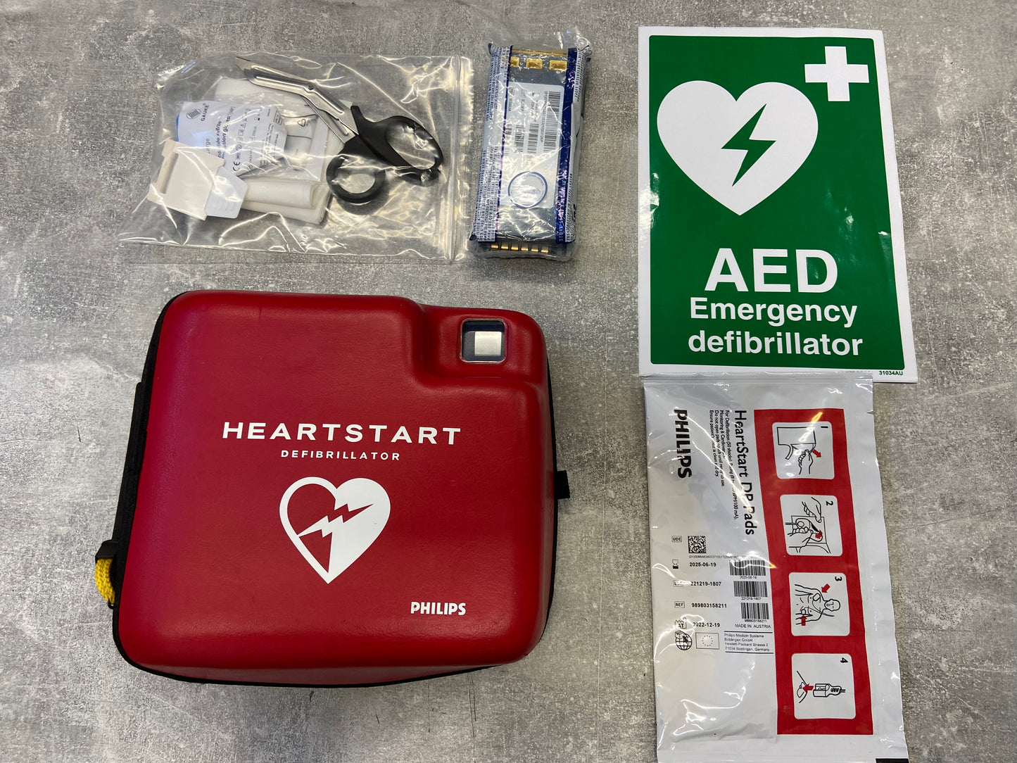 Pre-Owned, Philips Heartstart FR2 Defibrillator(Unit + x1 Sets of PADS + Battery & Carry Case) - Semi Automatic