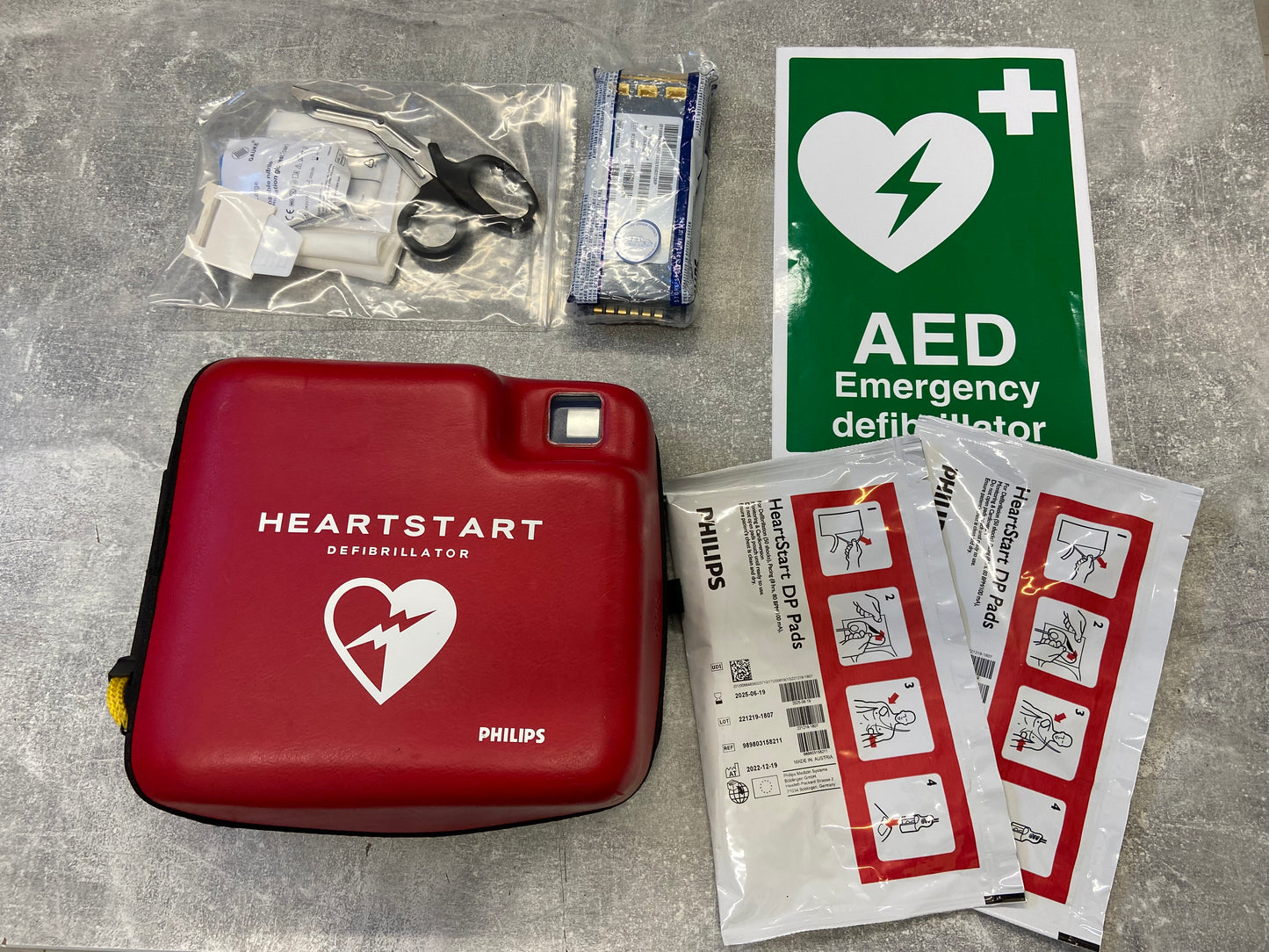 Pre-Owned Philips Heartstart FR2 Defibrillator(Unit + x2 Sets of PADS + Battery & Carry Case) - Semi Automatic