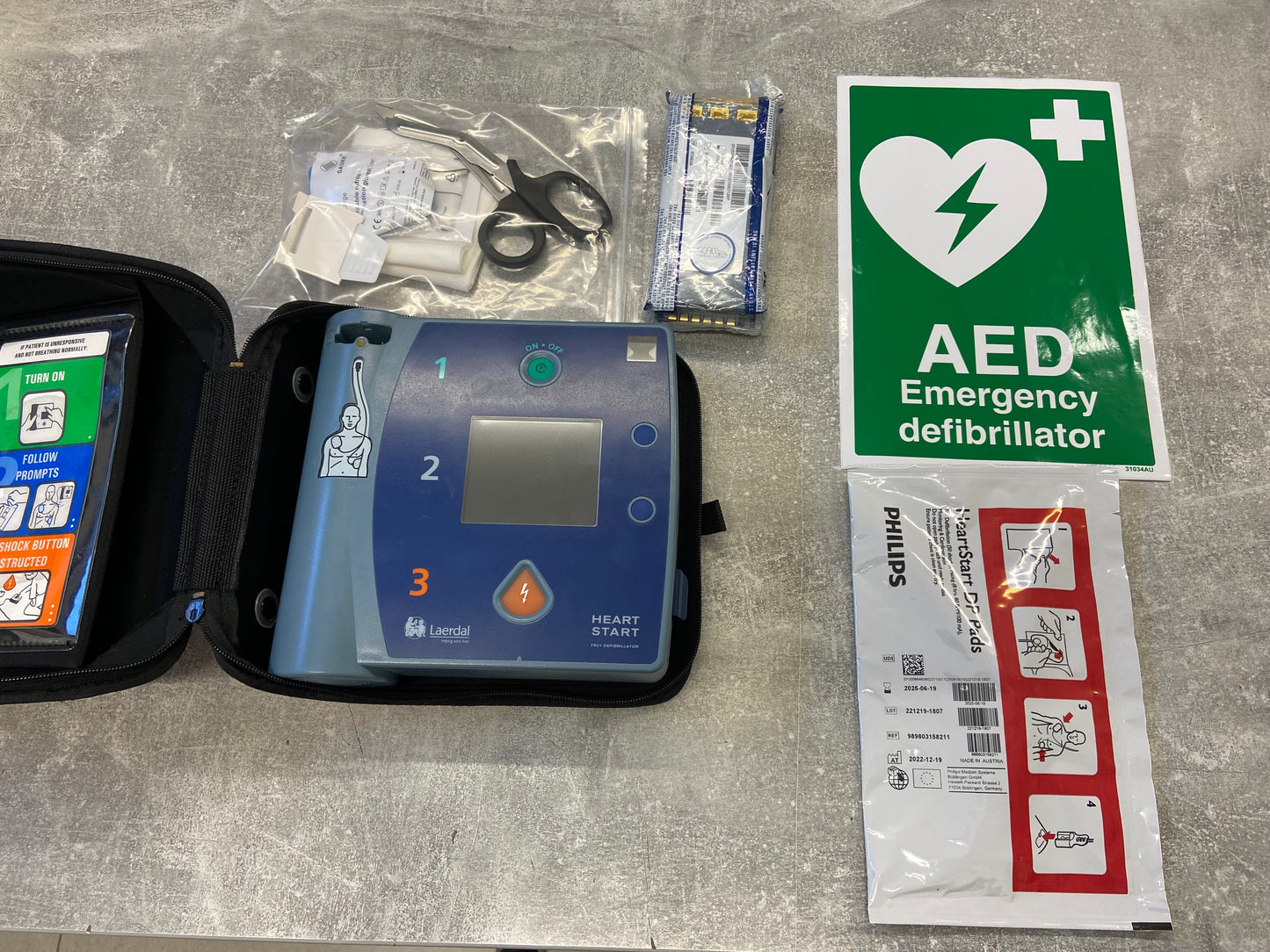 Pre-Owned, Philips Heartstart FR2 Defibrillator(Unit + x1 Sets of PADS + Battery & Carry Case) - Semi Automatic