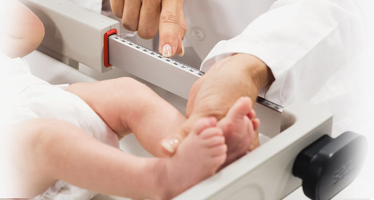 seca 336 - Digital class III baby scale with flat weighing tray & inbuilt carry handle - demonstration 