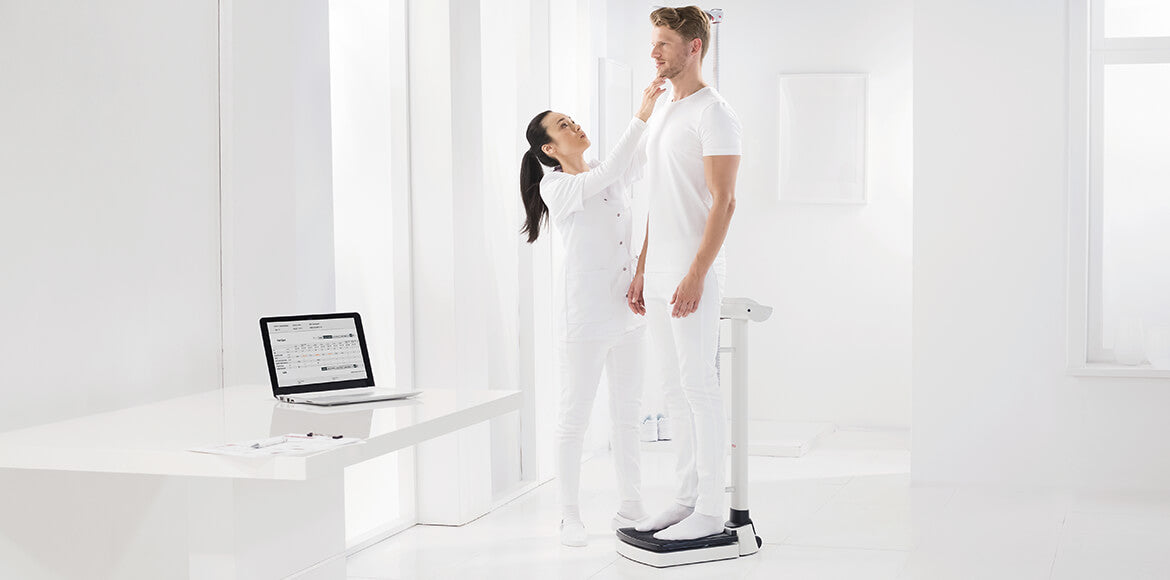 seca 704s - Class III high capacity digital column scale (rear facing display), extremely robust large base, BMI, Wirelessly Connectivity - integrated height measure
